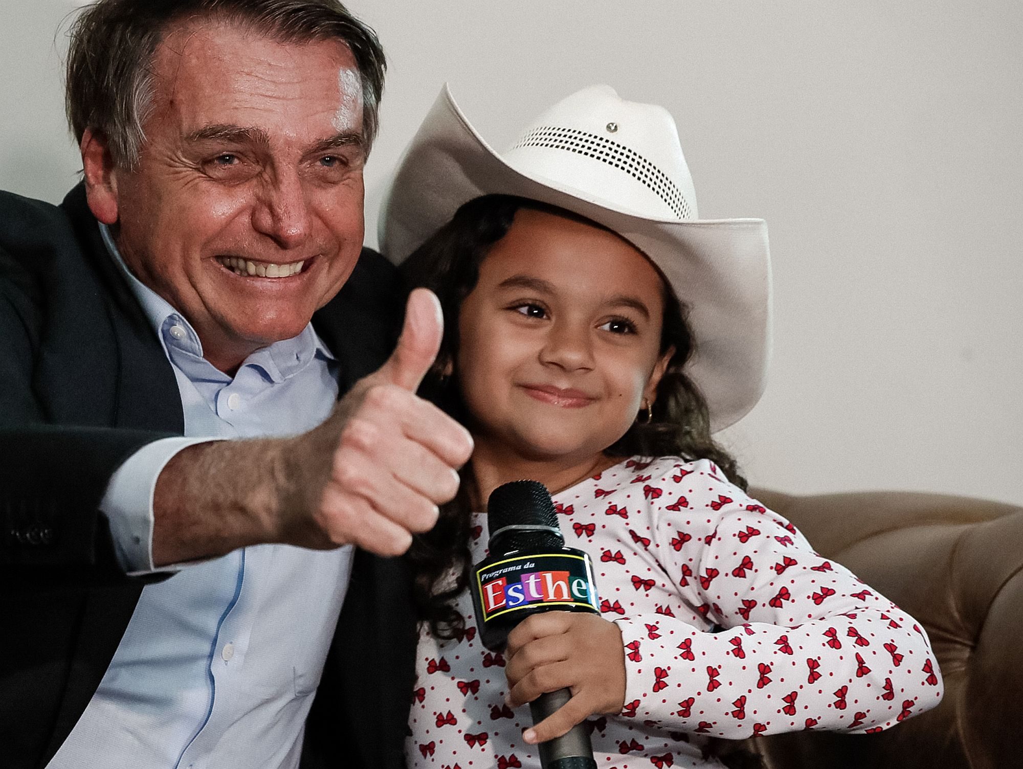 Brazilian President Jair Bolsonaro during an interview with kid reporter, Esther Castilho for the Esther and the Famous program. Photo: Alan Santos/PR