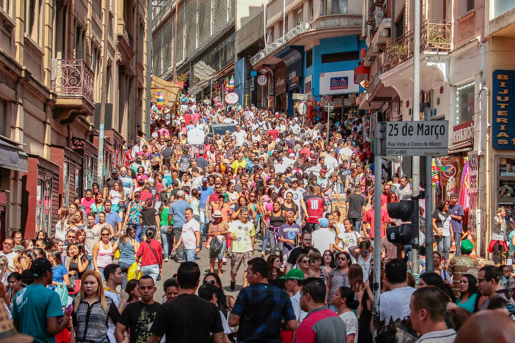 A pedestrian-filled street in São Paulo.