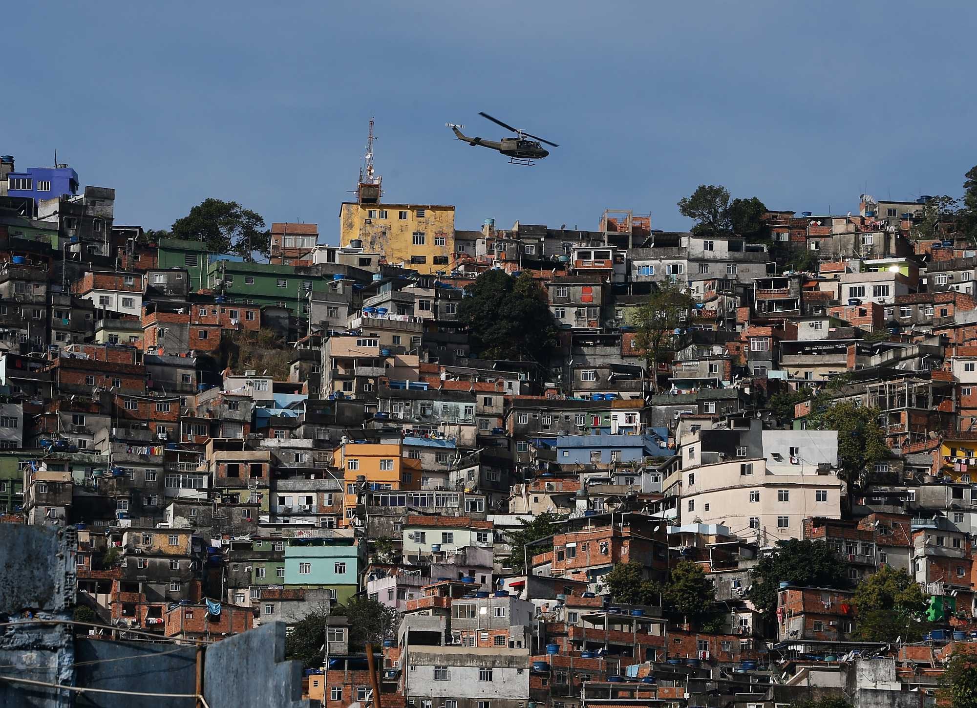 Rio's Favela da Rocinha watched by a military helicopter - Photo: Agência Brazil