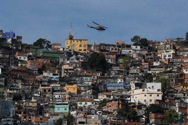 Rio's Favela da Rocinha watched by a military helicopter - Photo: Agência Brazil