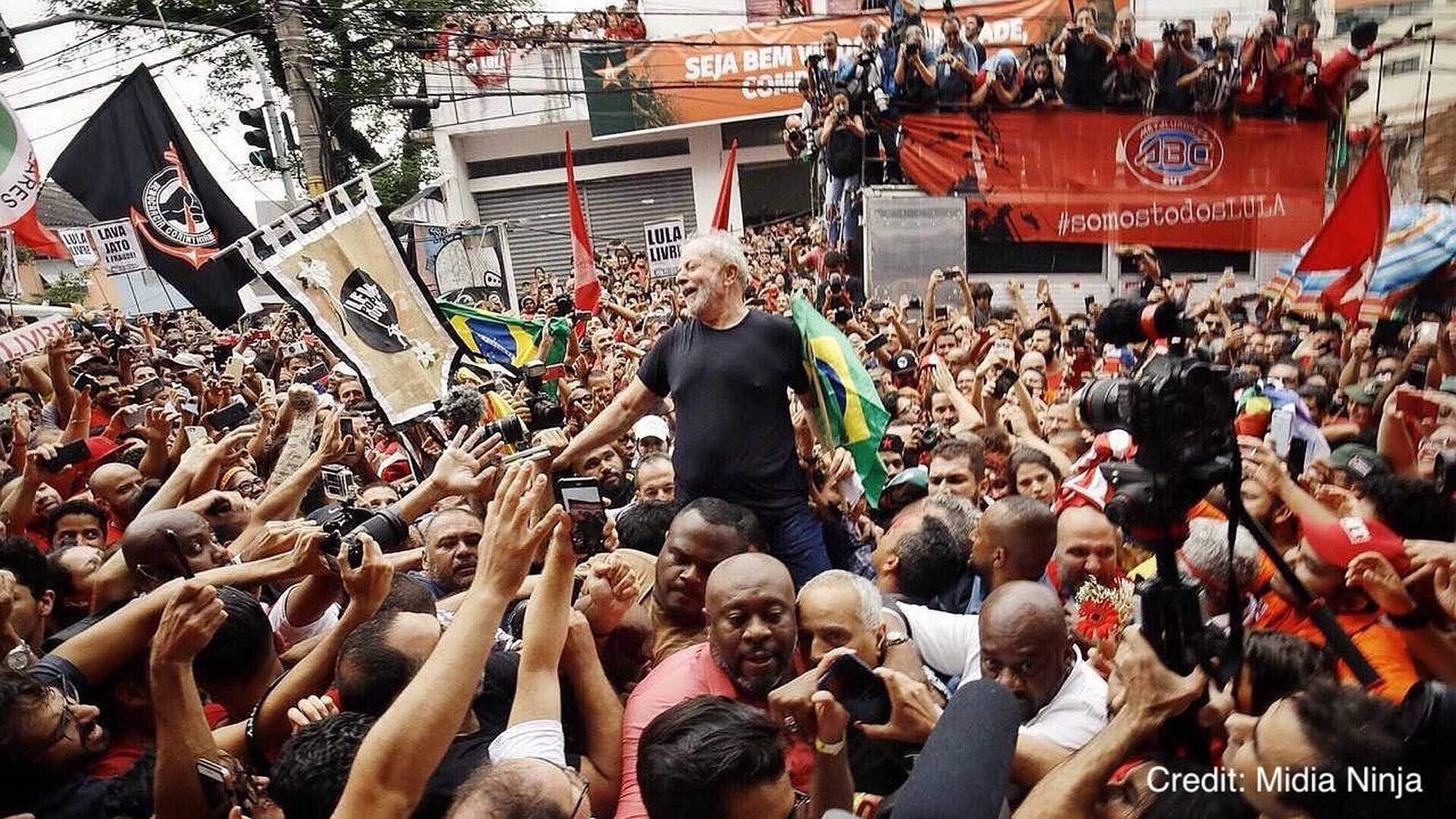 Lula being carried by his fans after leaving prison