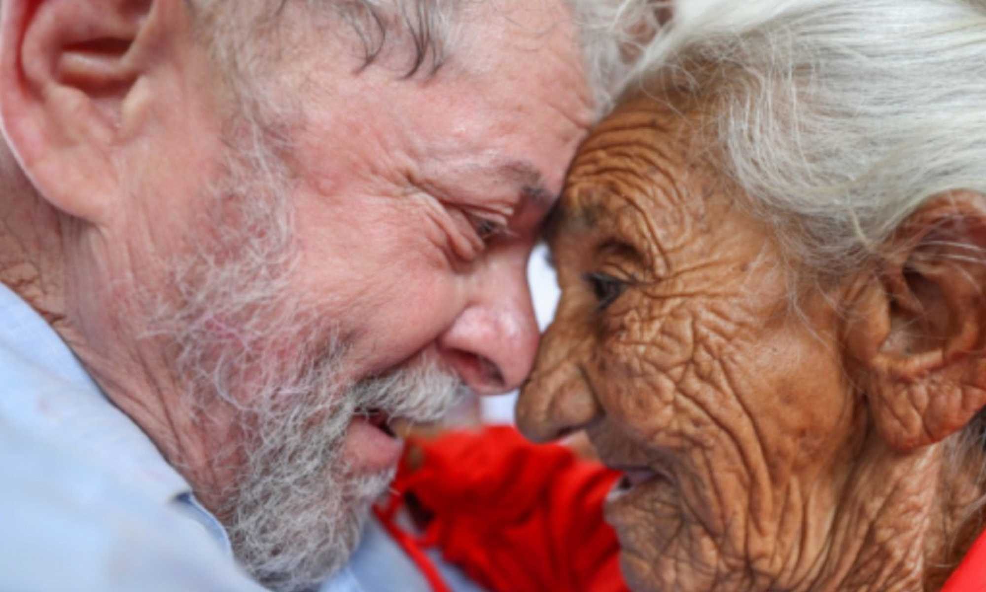 Lula face to face with a fan