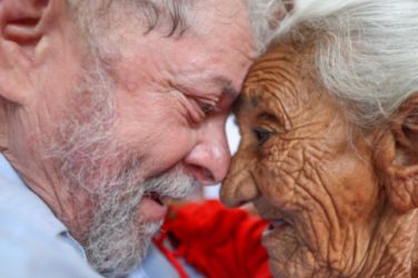 Lula face to face with a fan