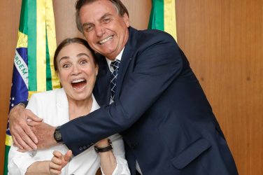 Actress Regina Duarte gets a hug from President Jair Bolsonaro - Carolina Antunes/PR