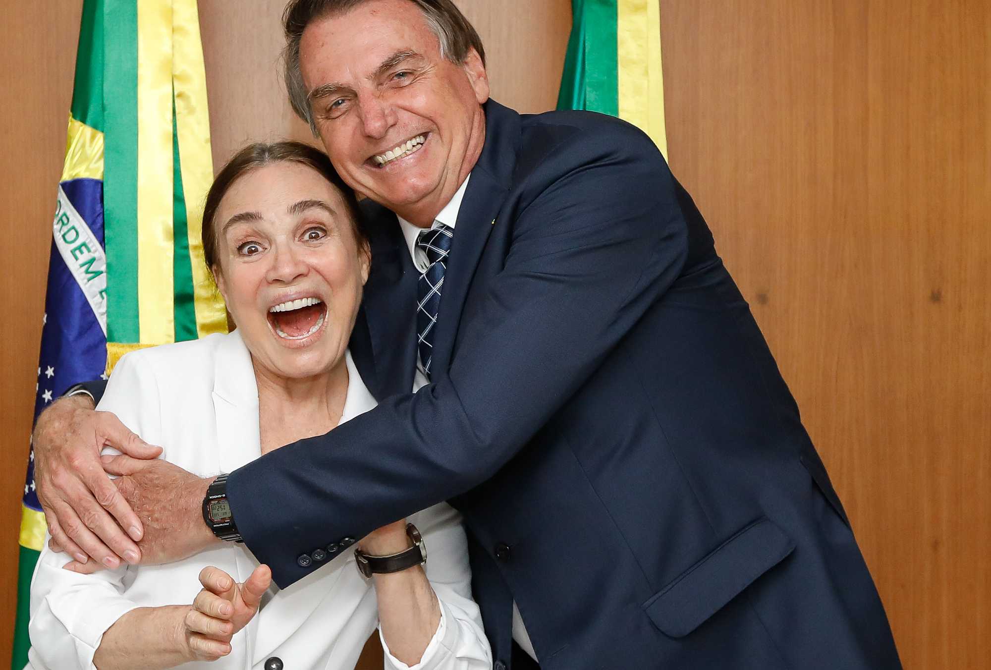 Actress Regina Duarte gets a hug from President Jair Bolsonaro - Carolina Antunes/PR