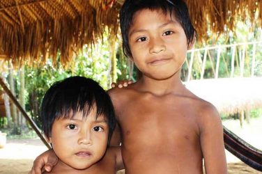 Waiãpi indigenous children in Amapá state, Brazil. Image by Sam Cowie/Mongabay.