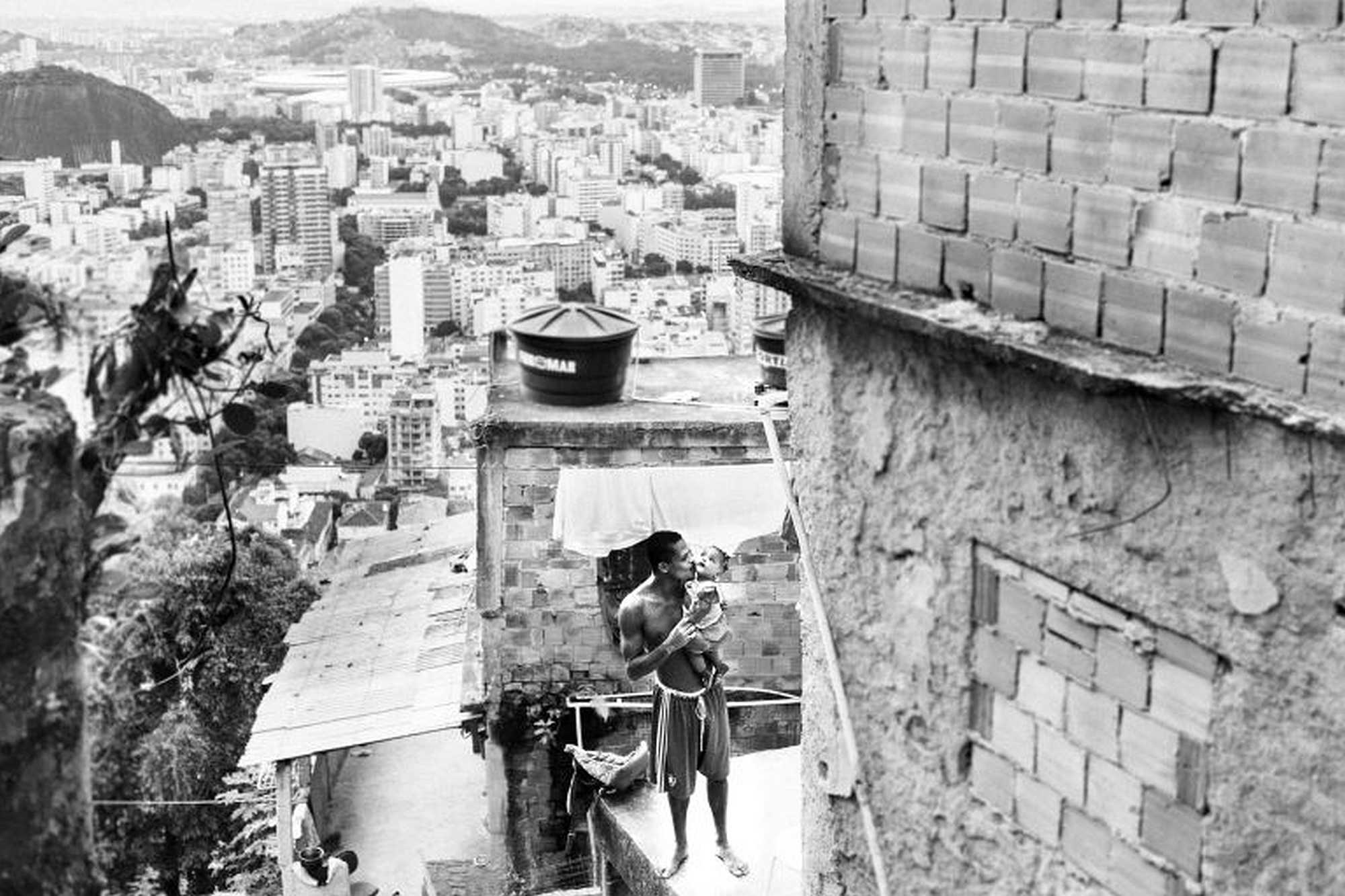 A father kisses her daughter in Pedacinho do Céu (Little Piece of Heaven), one of the highest points of Turano favela. Photo: Fabrício Mota