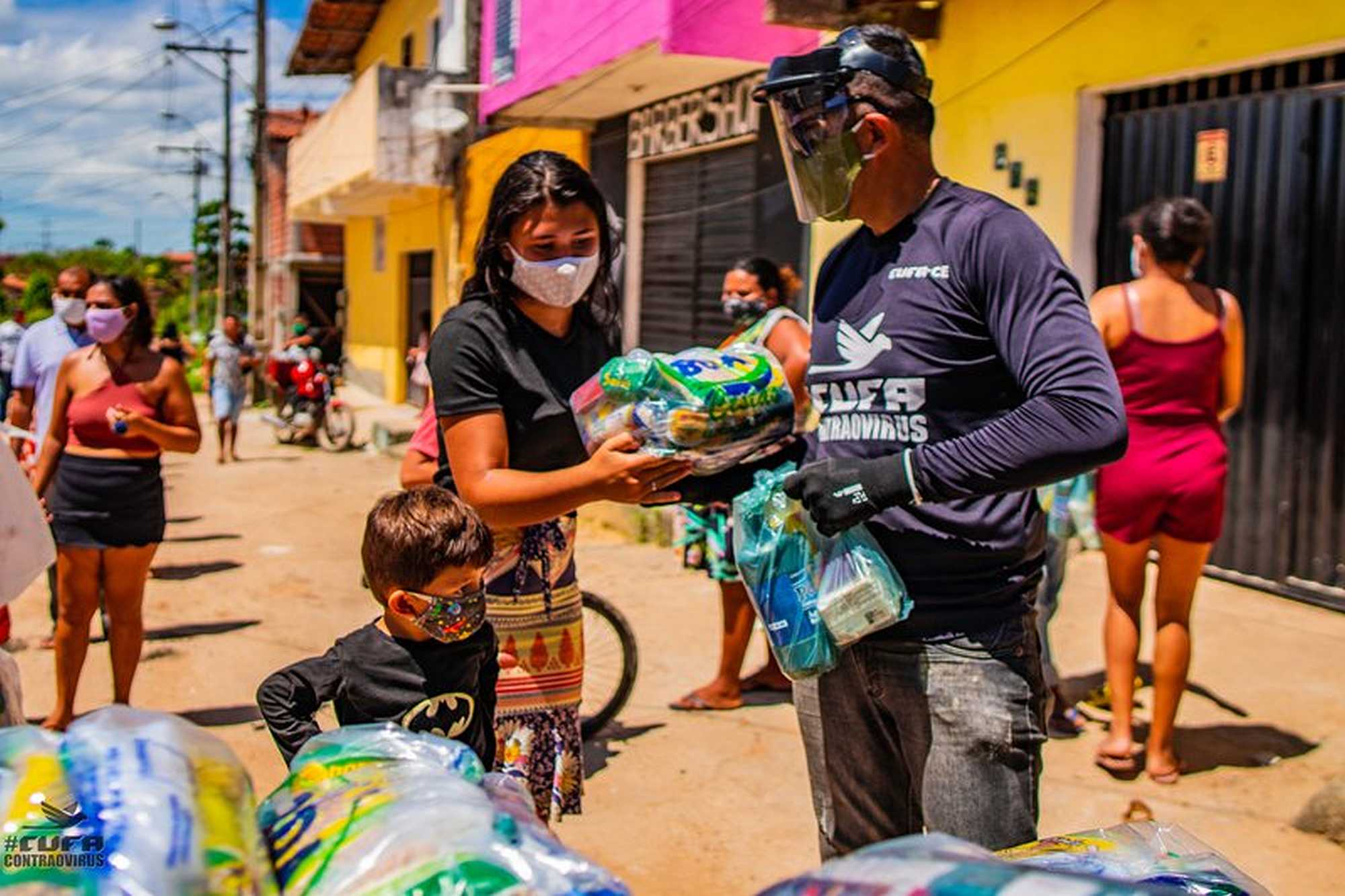 CUFA volunteers distribute food parcels to favela residents in Brazil | Daniel de Araújo / Avda Produções