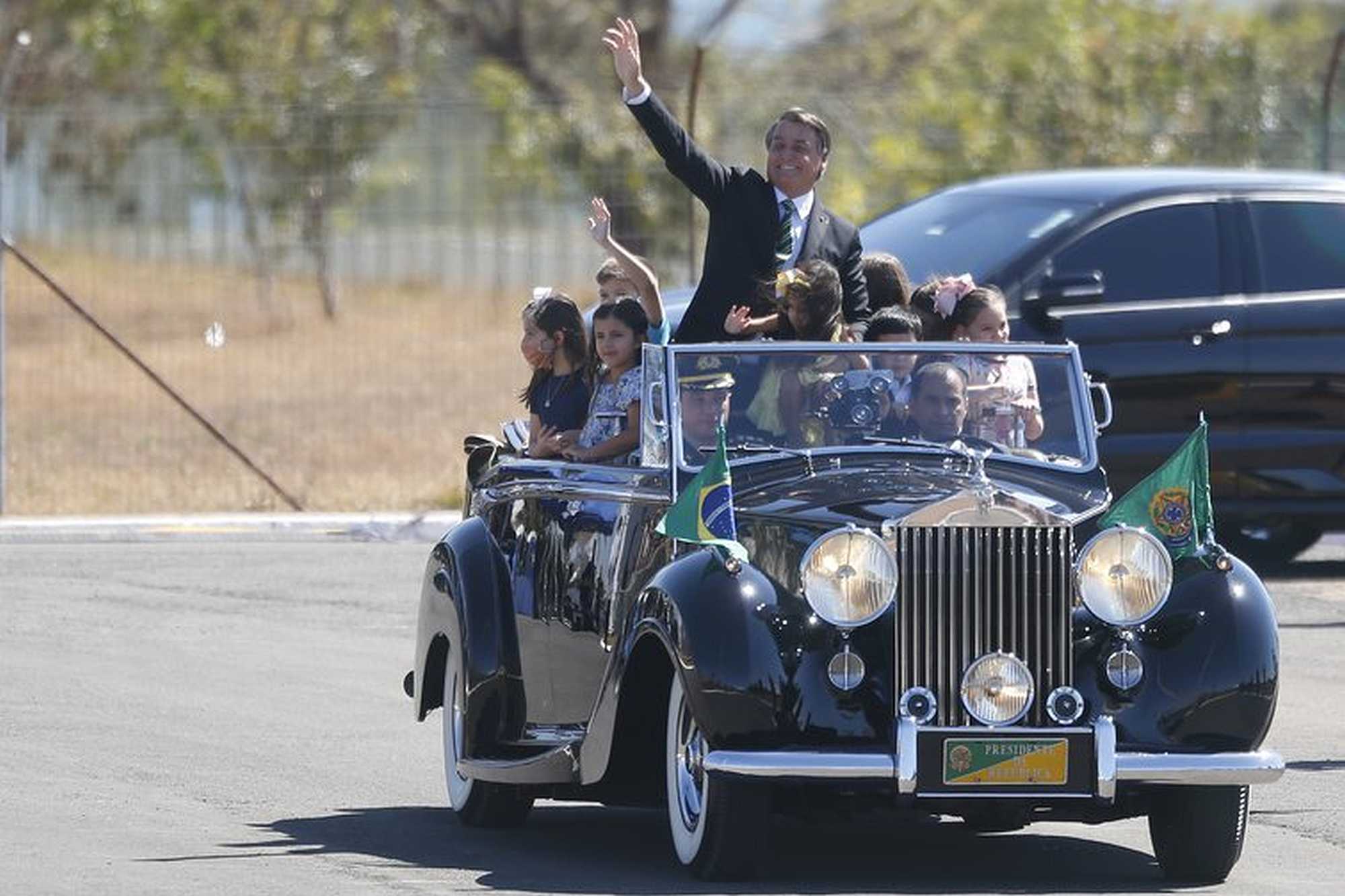 Brazilian President greets people during celebration of Independence Day / Lucio Tavora / PA Images