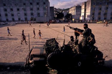 Armed men in front of a football field | Ricardo Funari/BrazilPhotos/Alamy Stock Photo