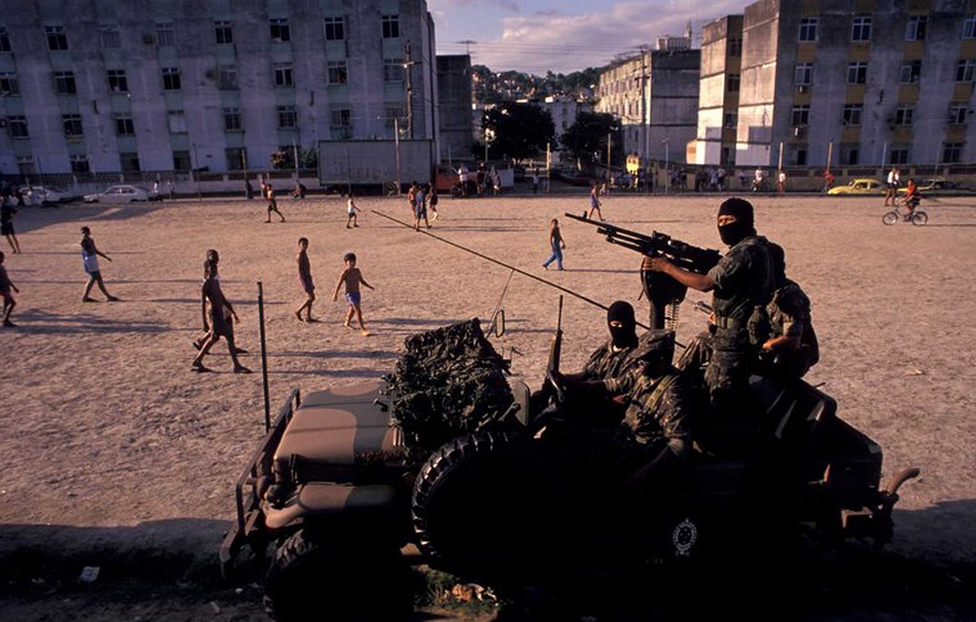 Armed men in front of a football field | Ricardo Funari/BrazilPhotos/Alamy Stock Photo