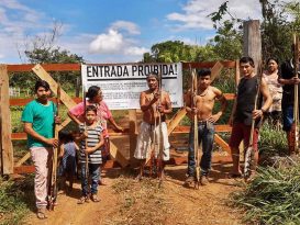 Members of the Uru-eu-wau-wau stand at the edge of their territory. Image courtesy of the Uru-eu-wau-wau