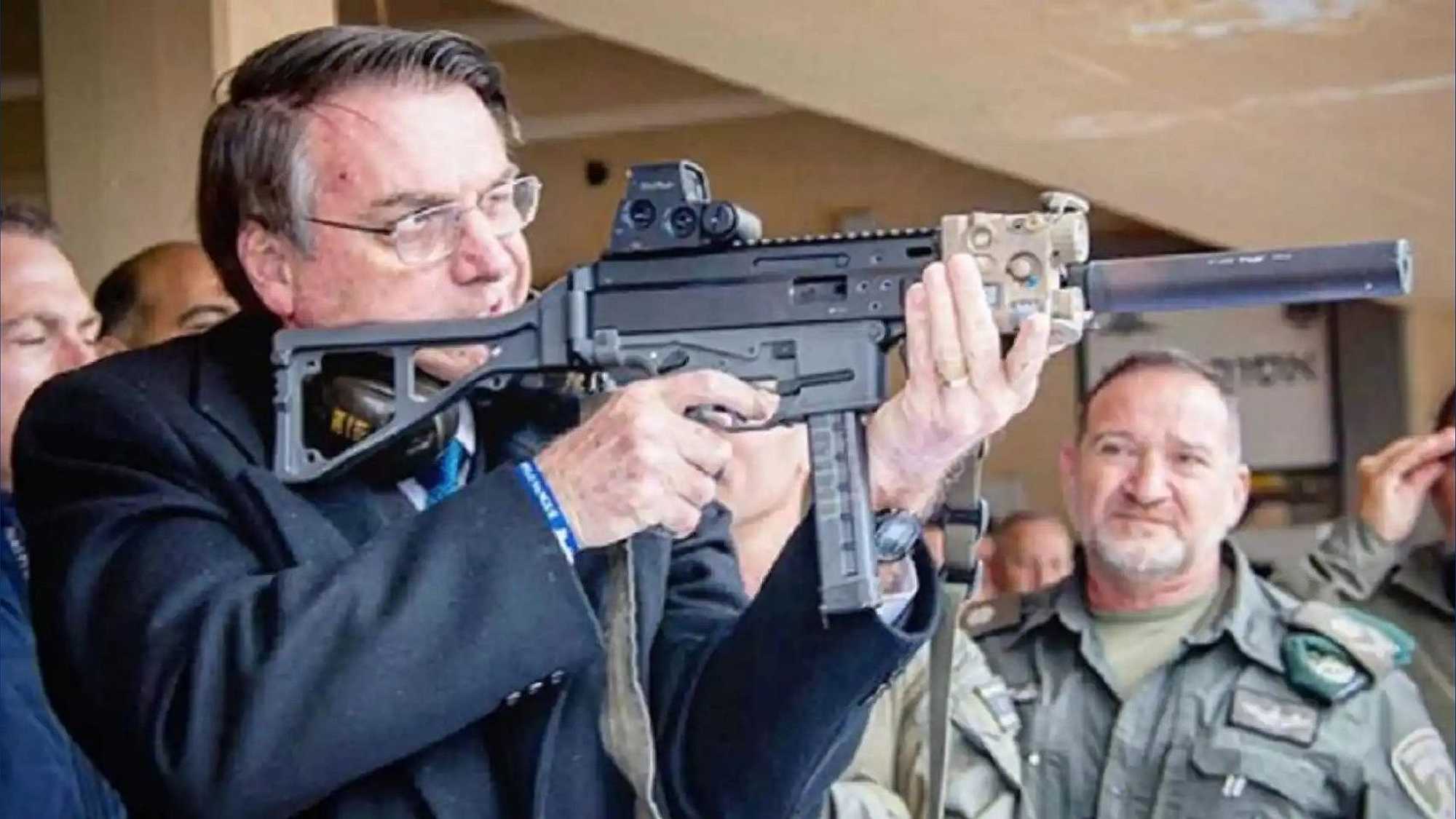 Brazilian President shows his familiarity with a weapon.