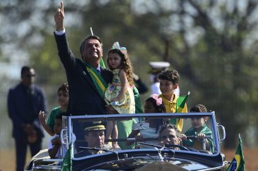 Bolsonaro in the presidential Rolls Royce with children, during the Independence Day celebrations - Marcelo Camargo / ABr