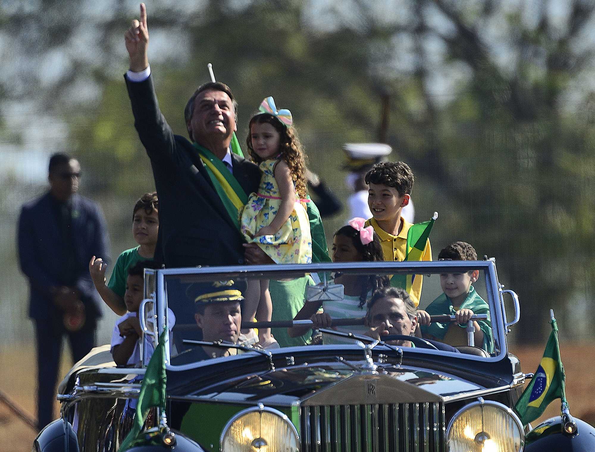 Bolsonaro in the presidential Rolls Royce with children, during the Independence Day celebrations - Marcelo Camargo / ABr