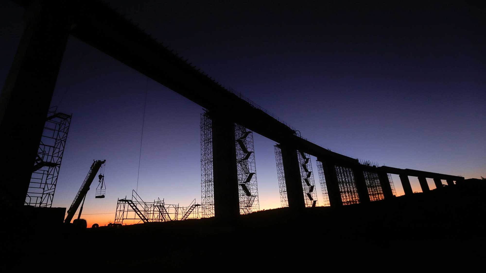 Construction of an elevated section of the FIOL railway line. Image by Rafael Martins.