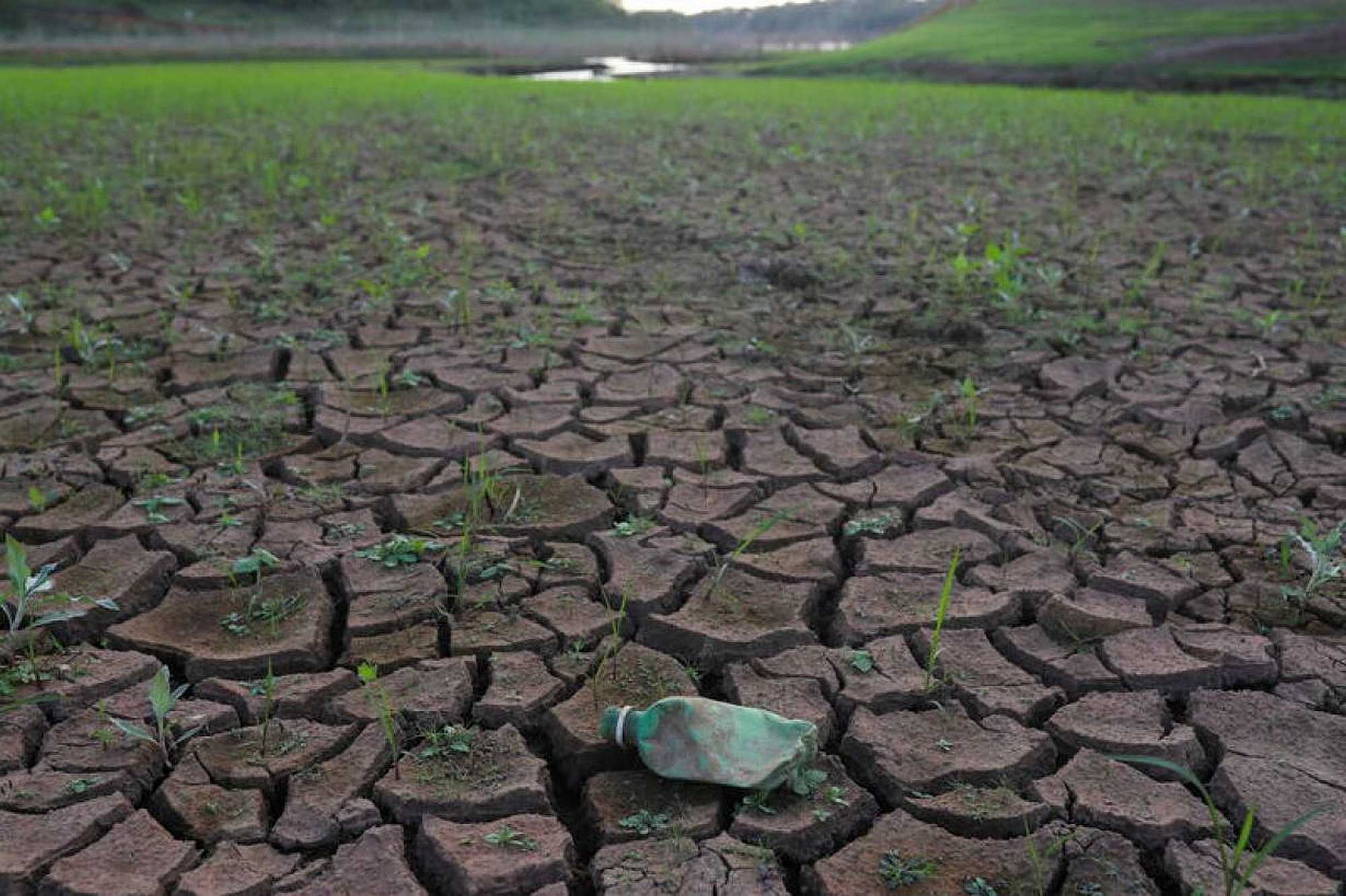 Dry ground of the Jaguari dam, during a drought in Joanópolis, near São Paulo, Brazil. REUTERS/Amanda Perobelli