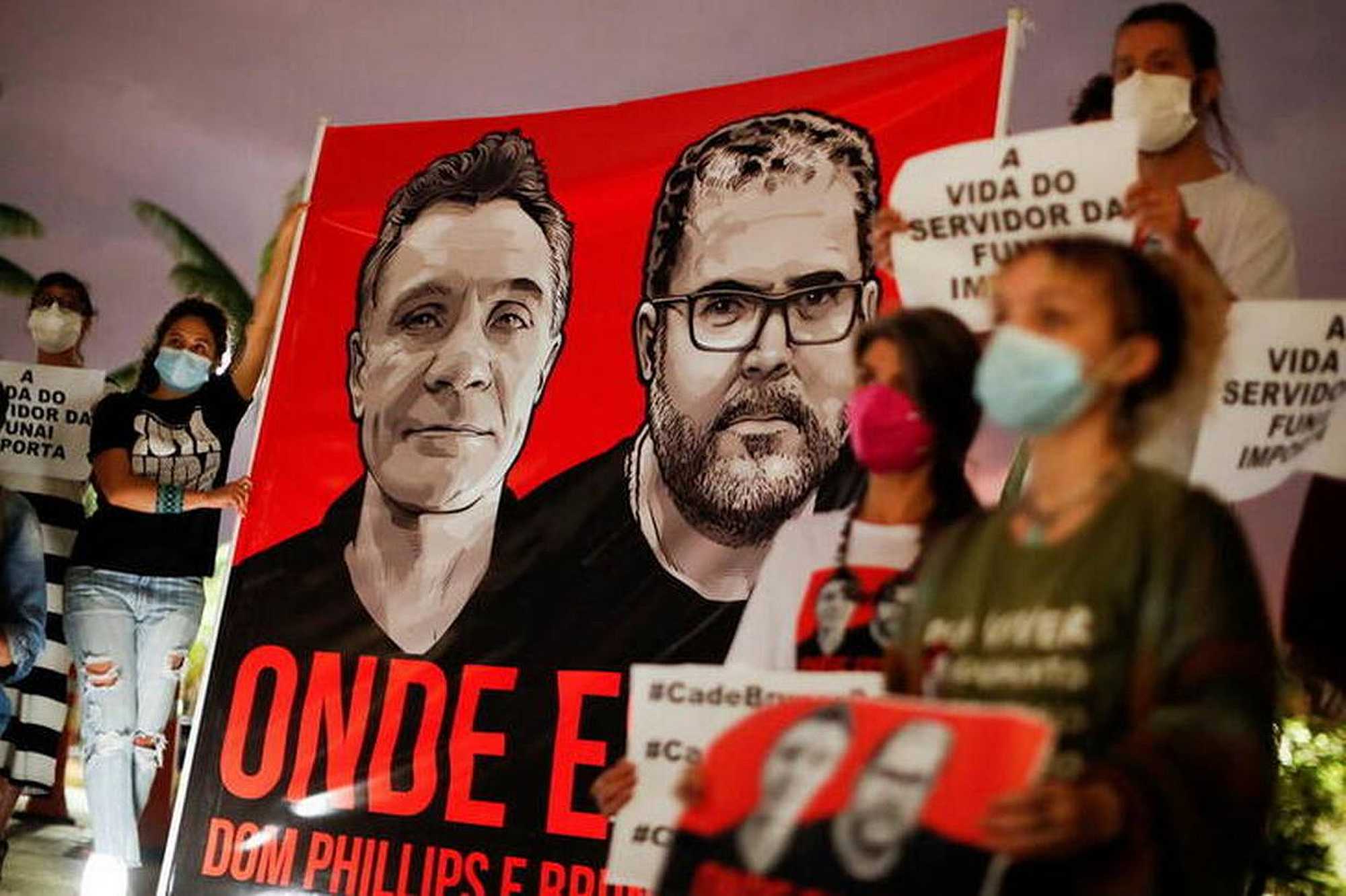 People hold signs during a vigil following the disappearance of British journalist Dom Phillips and indigenous expert Bruno Pereira. REUTERS/Adriano Machado