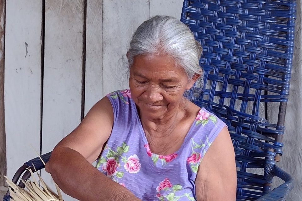 Sebastiana Pinto da Silva, midwife at Terra Dominial Indígena Barreira da Missão, in Tefé, Amazonas Photo: Luís Patriani.
