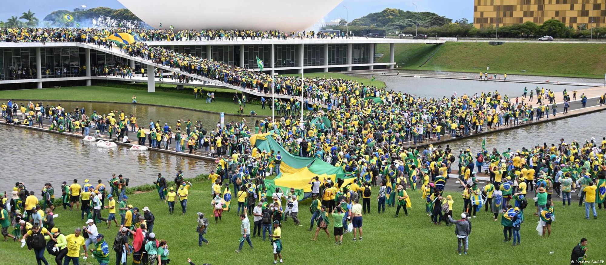 The crowd who took over the houses of the executive, legislative and judiciary.