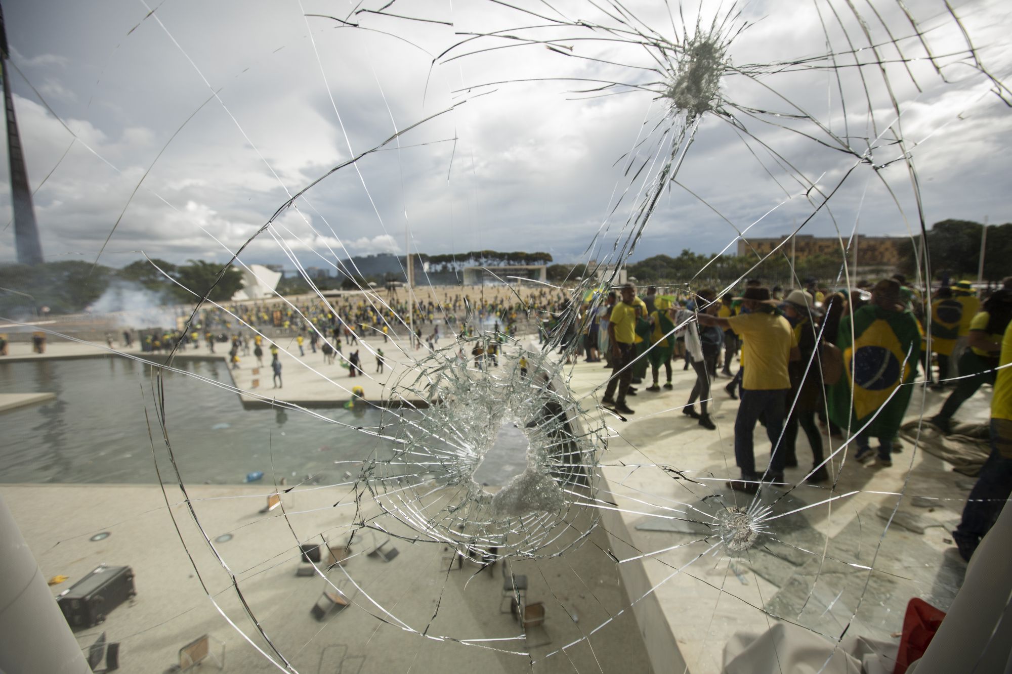 Supporters of former President Jair Bolsonaro clash with security forces. Joedson Alves/Anadolu Agency via Getty Images