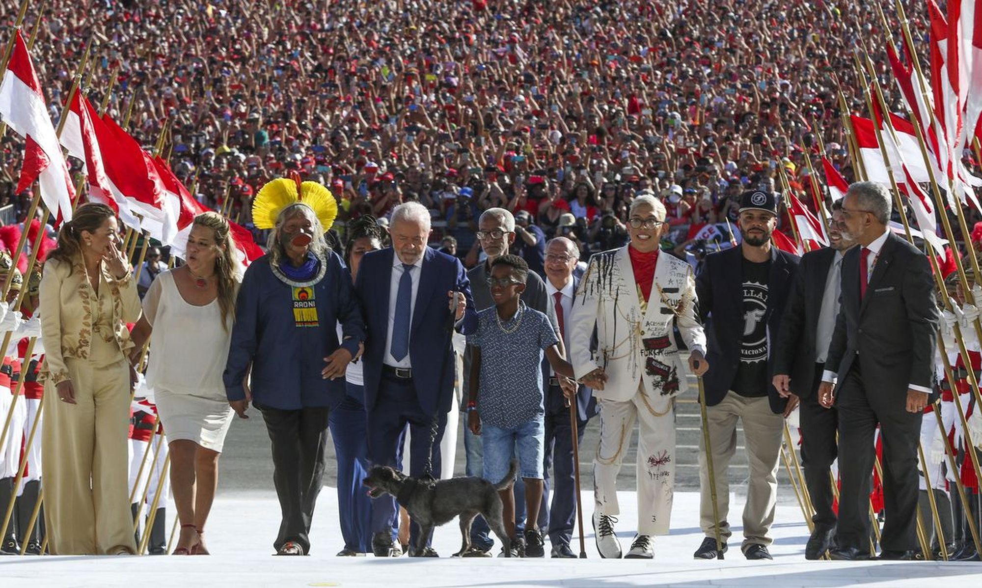 Lula goes up to presidential office Planalto Palace with representatives of Brazilian society and his mongrel Resistance / Tânia Rego, ABr