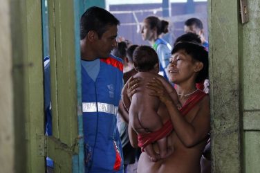 Yanomami mother takes child to health center. Fernando Frazão / ABr