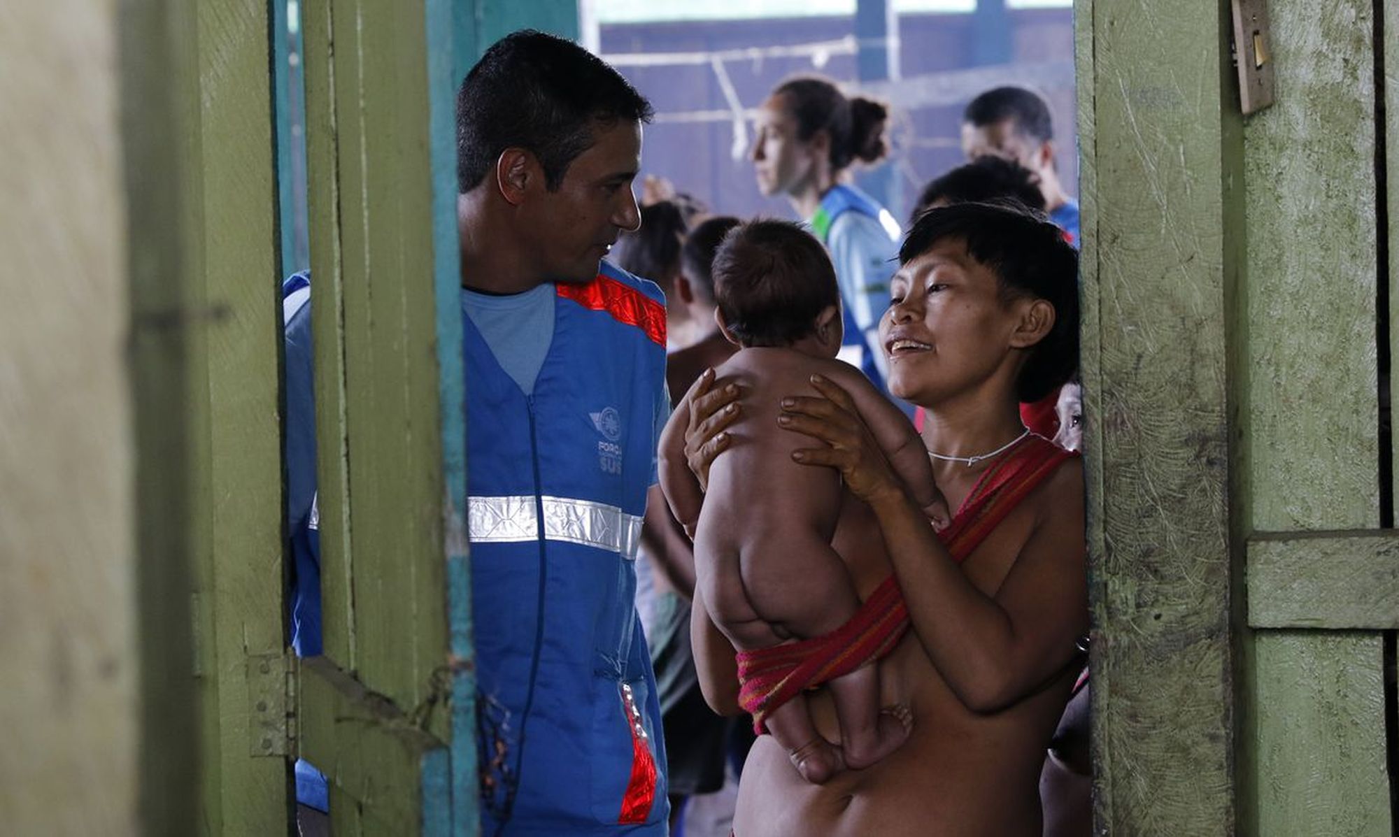 Yanomami mother takes child to health center. Fernando Frazão / ABr