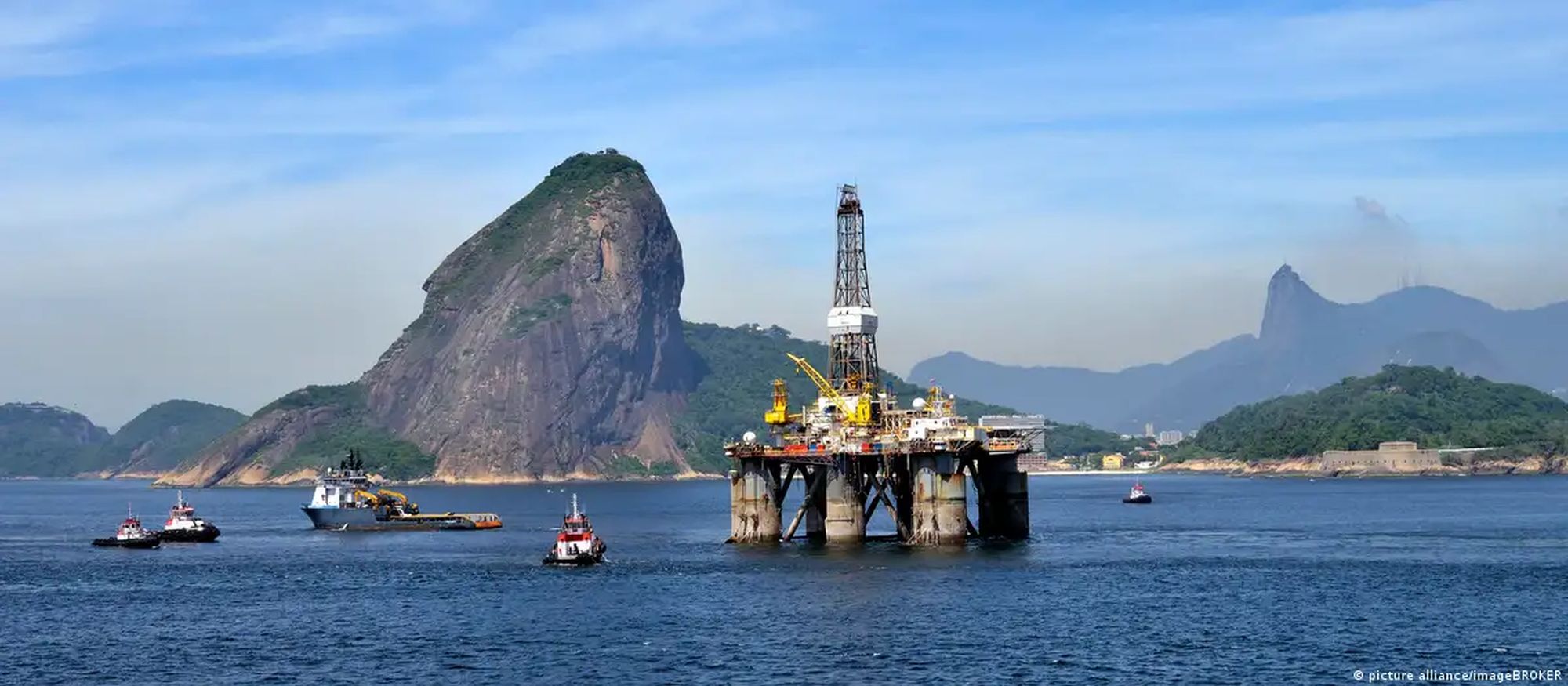 A picture of an oil platform operated by Brazil's Petrobras in the bay of Guanabara in Rio de Janeiro/picture alliance/imageBROKER