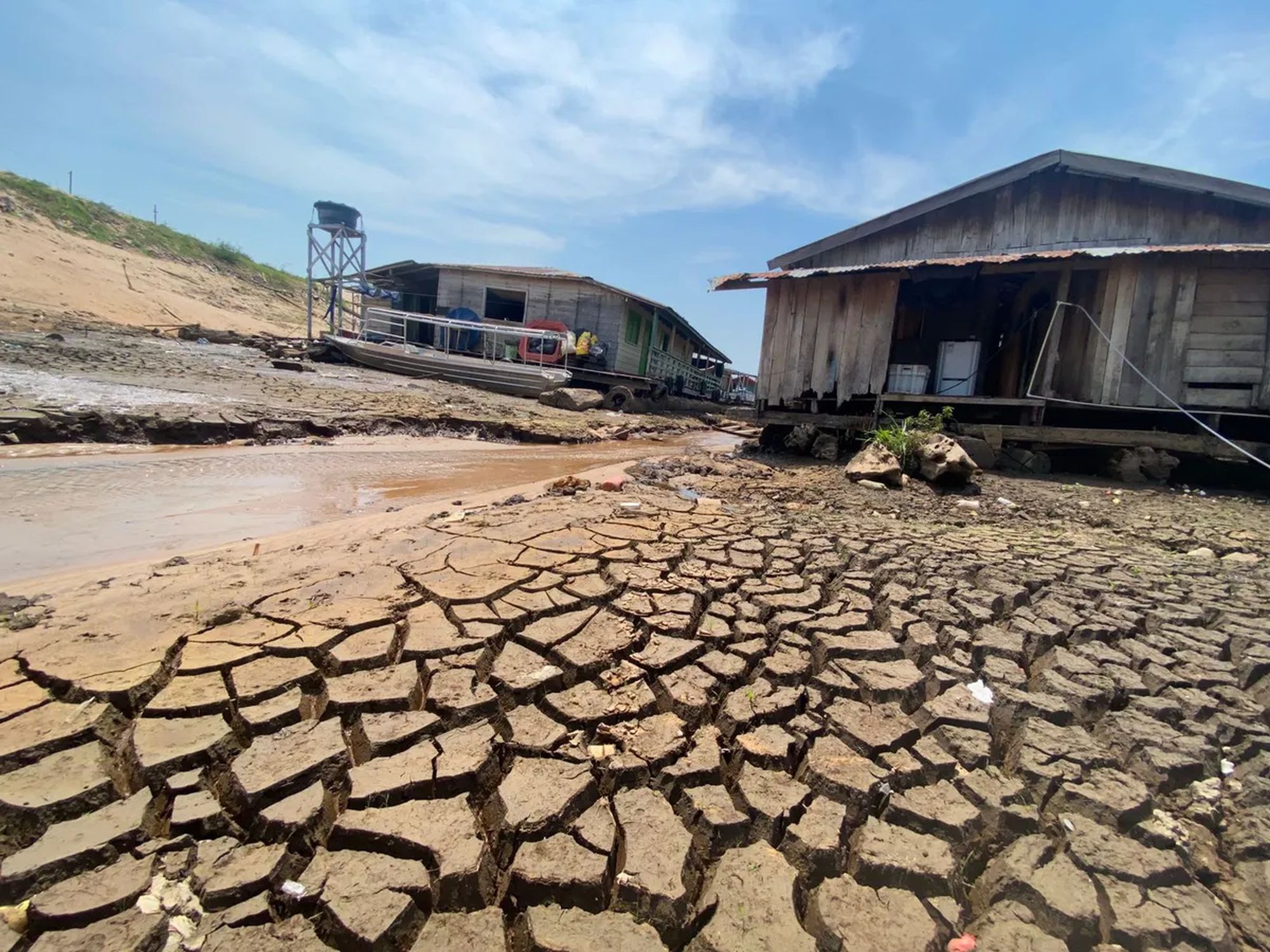 Lake Mauá is the second lake to dry up completely in the East Zone of Manaus because of the severe outflow
