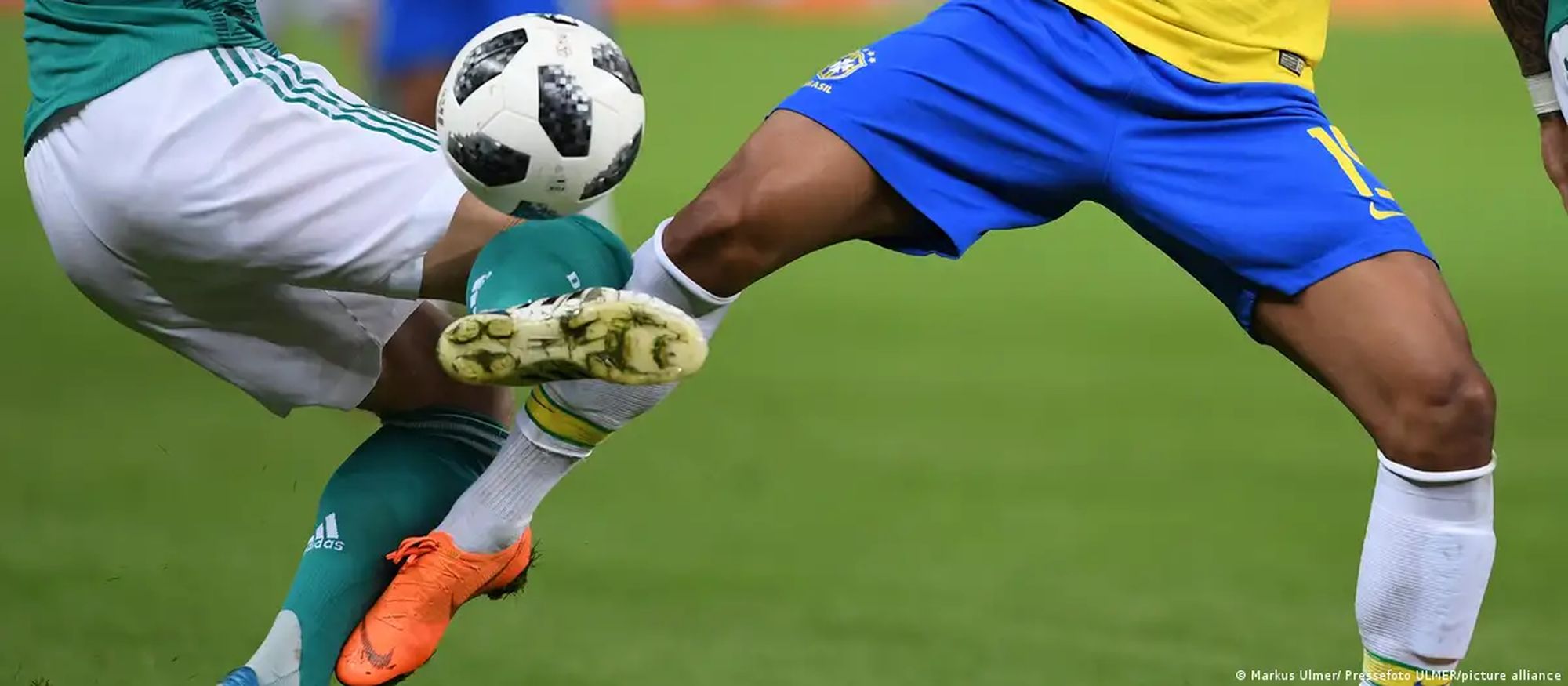 The four legs of two players battle for a soccer ball. Image: Markus Ulmer/ Pressefoto ULMER/picture alliance