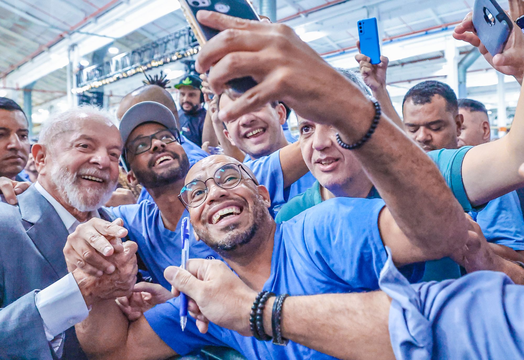 Brazilian President Lula greets workers at Volkswagen of Brazil in São Bernardo do Campo, São Paulo - Ricardo Stuckert / PR
