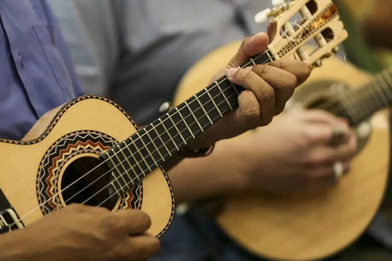Choro uses instruments such as the mandolin, flute, 7-string guitar, pandeiro, cavaquinho, and clarinet