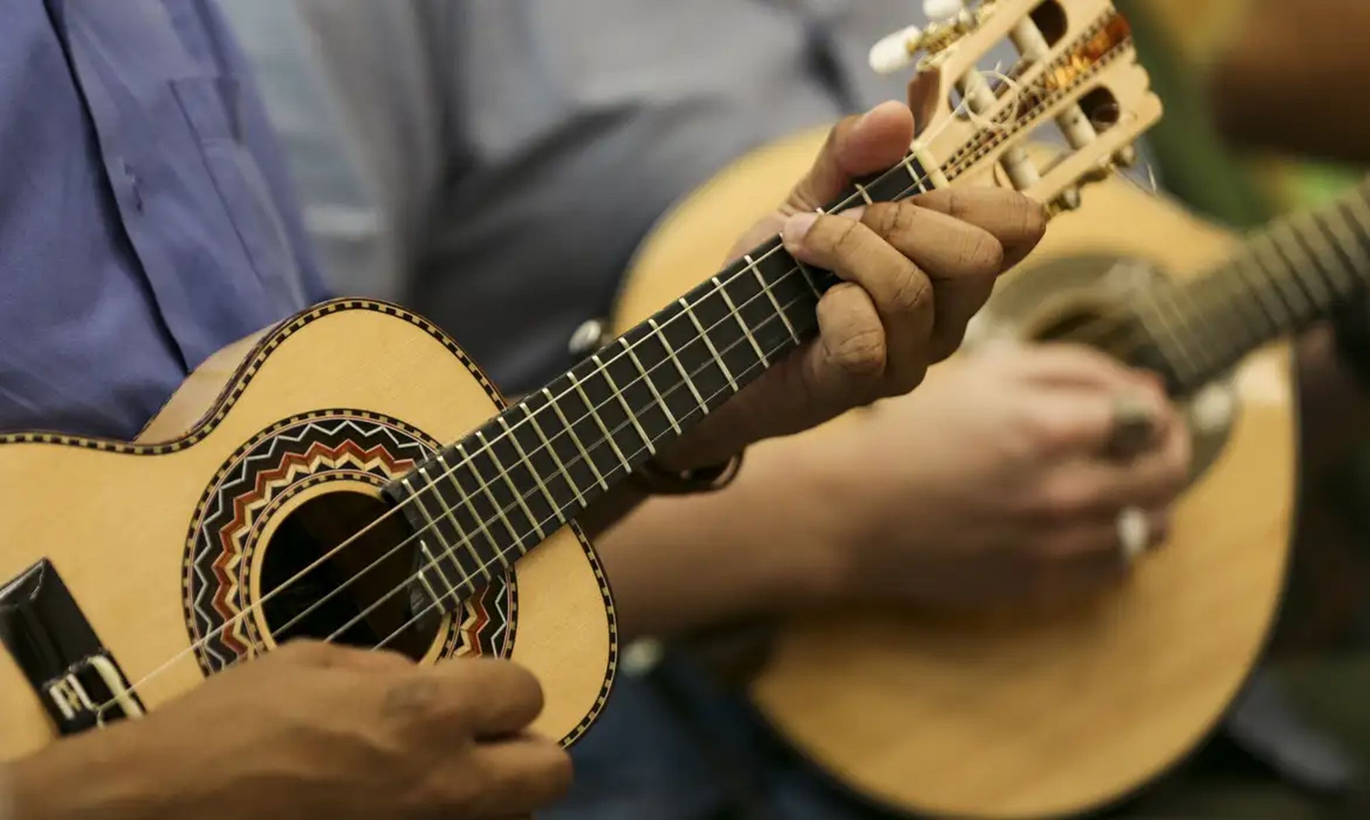 Choro uses instruments such as the mandolin, flute, 7-string guitar, pandeiro, cavaquinho, and clarinet