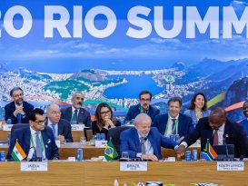 Brazil president Luiz Inácio Lula da Silva greets president of South Africa, Cyril Ramaphosa. Joe Biden is on the left and China's Xi Jinping on the right. Photo: Ricardo Stuckert/PR