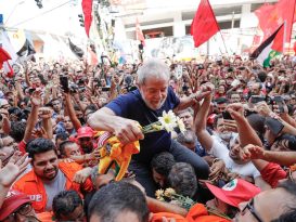 Lula receives support from fellow party members hours before he presented himself to the authorities in Curitiba. | Photo: Ricardo Stuckert