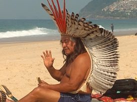 Alvaro Tukano in Rio de Janeiro on Ipanema Beach. He commemorates his ancestors, who, according to Tukano mythology, once crossed the oceans from the Far East to the shores of Rio de Janeiro. Photo by Norbert Suchanek.